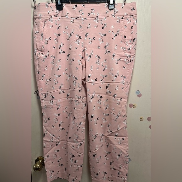 Lane Bryant The Allie Pull-On Cropped Pants - Plus Size 20R - Pink Floral - Picture 8 of 16